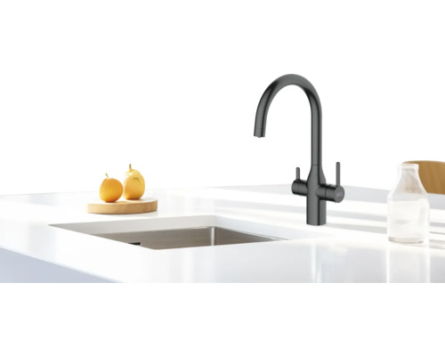 Kuchyňská baterie z kovu na pracovní desce s umyvadlem