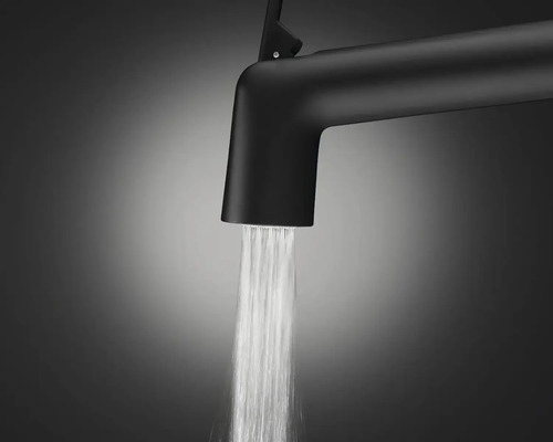 Černý vodovodní kohoutek s tekoucí vodou