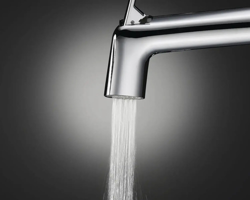 Vodovodní kohoutek s tekoucí vodou