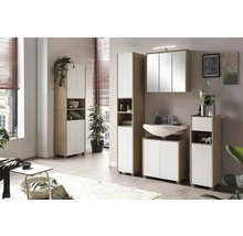 Koupelna s umyvadlem, zrcadlovou skříňkou a vysokou skříňkou ve světlém dřevěném dekoru