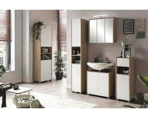 Koupelna s umyvadlem, zrcadlovou skříňkou a vysokou skříňkou ve světlém dřevěném dekoru