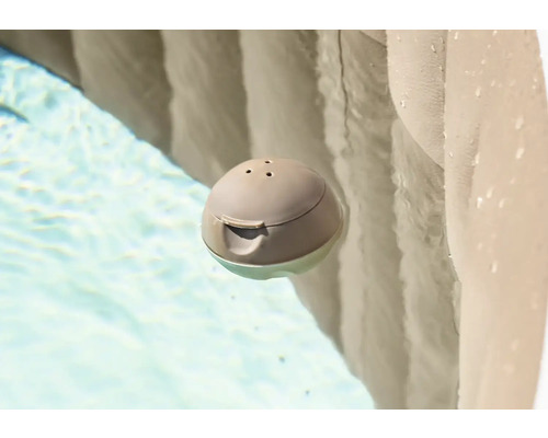 Plovoucí dávkovač v bazénu pro údržbu bazénu