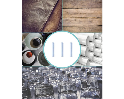 Koláž různých materiálů a předmětů: kůže, dřevo, nádobí, plastové trubky a sklenice