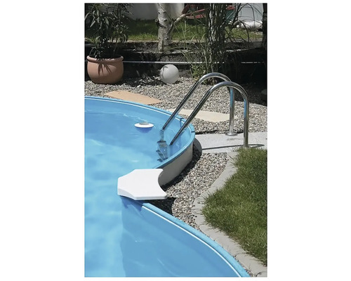 Nadzemní bazén s žebříkem na zahradě