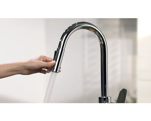 Kuchyňská baterie s výsuvnou sprchou a tekoucí vodou