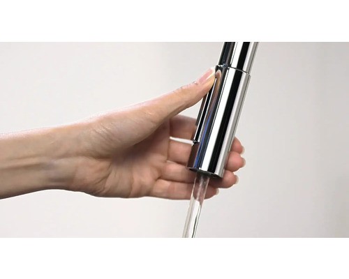 Ženská ruka ovládá vodovodní kohoutek