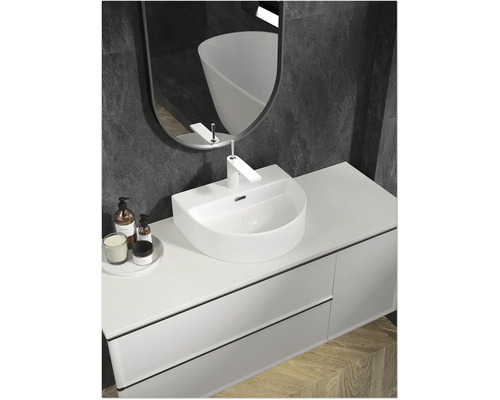 Moderní koupelna s umyvadlem, zrcadlem a skříňkou