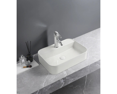 Umyvadlo na desku s vodovodní baterií na umyvadlové desce