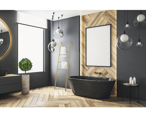 Světlá koupelna s vanou, žebříkem na ručníky, zrcadlem, rostlinou a závěsnými světly.