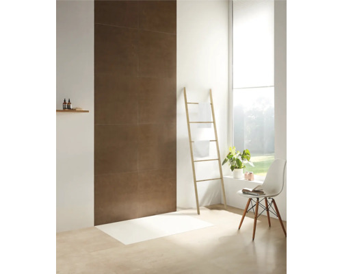 Moderní koupelna s hnědými obkládačkami a světlým dřevěným dekorem