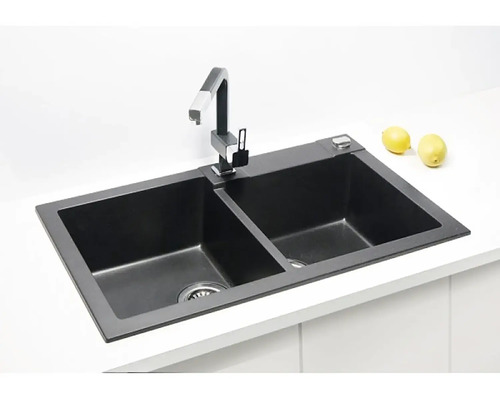 Tmavý kuchyňský dřez se dvěma komorami a baterií na pracovní desce
