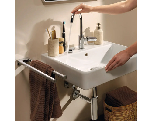 Koupelnové umyvadlo s vodovodní baterií, držákem na ručníky, dávkovačem mýdla a různými koupelnovými doplňky