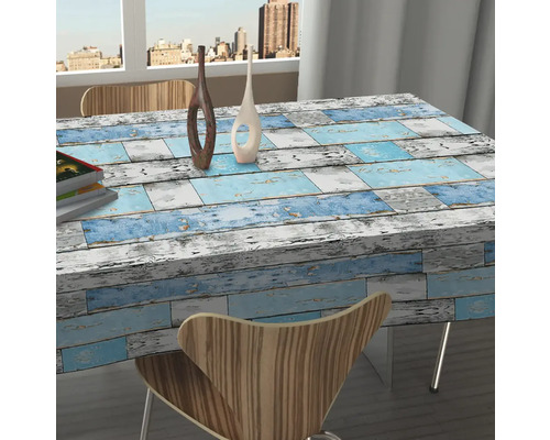 Stůl s ubrusu s dřevěným designem ve světlé místnosti.