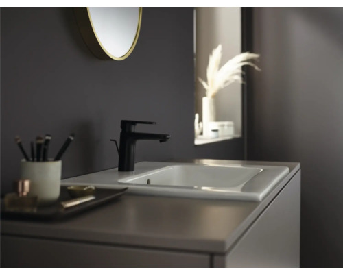 Umyvadlo s baterií a zrcadlem v koupelně