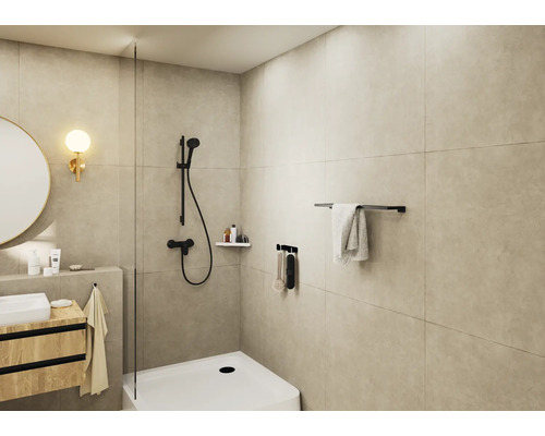 Moderní koupelna se sprchou, umyvadlem a osvětlením