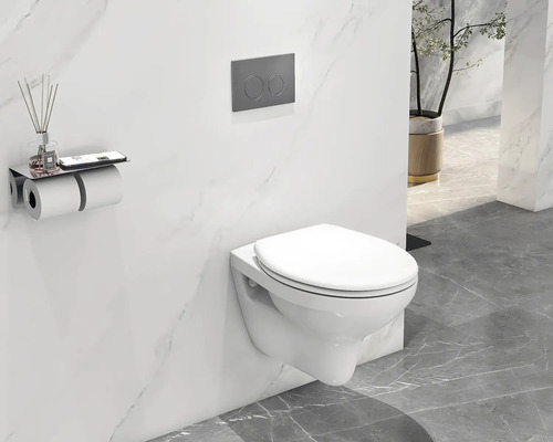 Moderní koupelna se závěsným WC, ovládací deskou a držákem toaletního papíru s poličkou