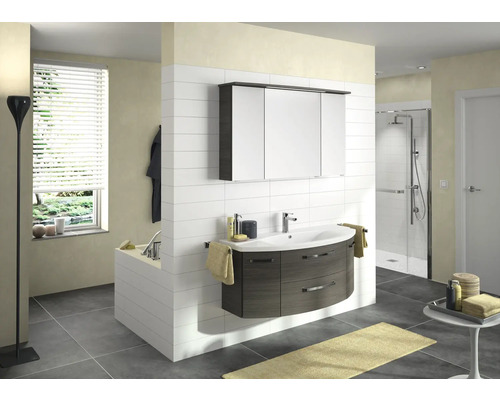 Světlá koupelna s umyvadlem, zrcadlovou skříňkou, vanou a sprchou