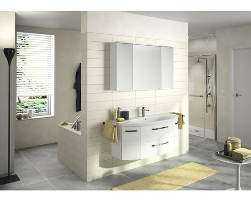 Koupelna s umyvadlem, zrcadlovou skříňkou, vanou a sprchou.