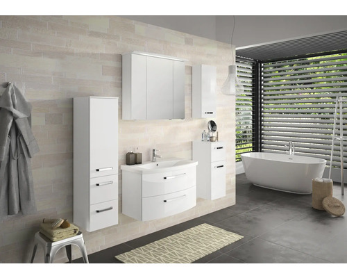 Koupelna s umyvadlem, zrcadlovou skříňkou, vysokou skříňkou a vanou