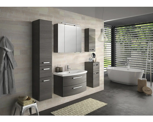 Světlá koupelna s umyvadlovou skříňkou, zrcadlovou skříňkou, vysokou skříňkou a vanou