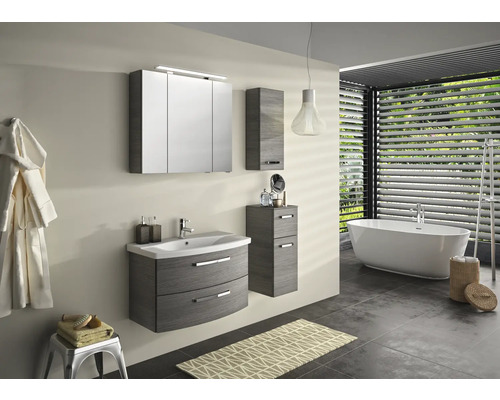 Koupelna s umyvadlem, zrcadlovou skříňkou, vysokou skříňkou a vanou.