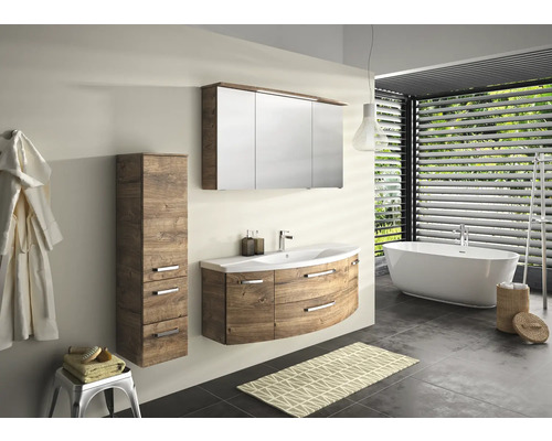 Světlá koupelna s umyvadlem, zrcadlovou skříňkou, vysokou skříní a vanou.