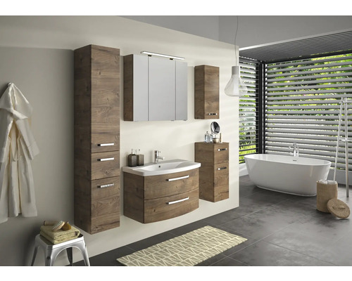 Koupelna s umyvadlem, zrcadlovou skříňkou, vysokou skříní a vanou ve světlé místnosti