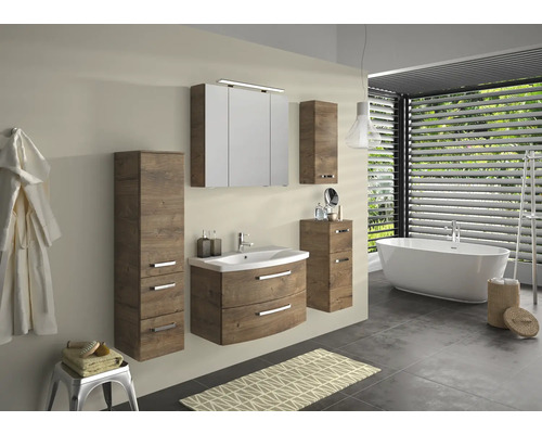 Koupelna s umyvadlem, zrcadlovou skříňkou a vysokými skříněmi v dřevěném designu