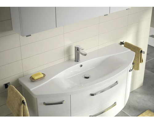 Koupelna s umyvadlovou skříňkou, baterií a držáky na ručníky