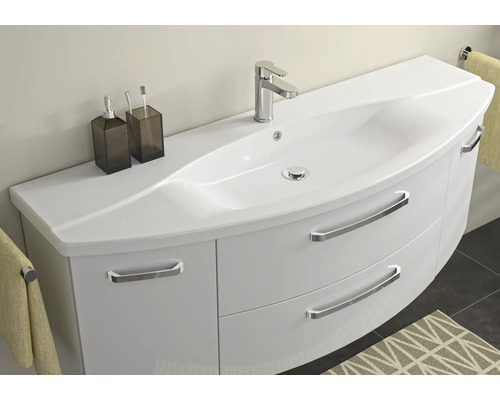 Umyvadlo se skříňkou, baterií a úložným prostorem v koupelně