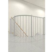 Pohled na schodiště s kovovým zábradlím