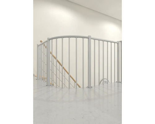 Pohled na schodiště s kovovým zábradlím