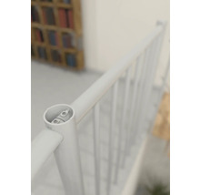 Detail bílého kovového schodišťového zábradlí