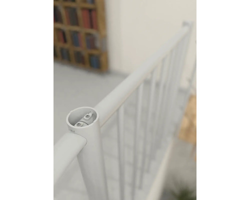 Detail bílého kovového schodišťového zábradlí