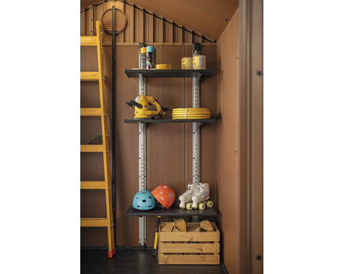 Regálový systém s nářadím, přilbami a kolečkovými bruslemi ve zahradním domku.