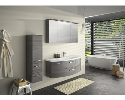 Moderní koupelna s umyvadlem, zrcadlovou skříňkou, vysokou skříňkou a volně stojící vanou.