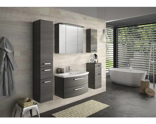 Světlá koupelna s umyvadlem, zrcadlovou skříňkou a vanou.