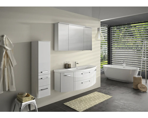 Světlá koupelna s umyvadlem, zrcadlovou skříňkou, vysokou skříňkou a vanou.