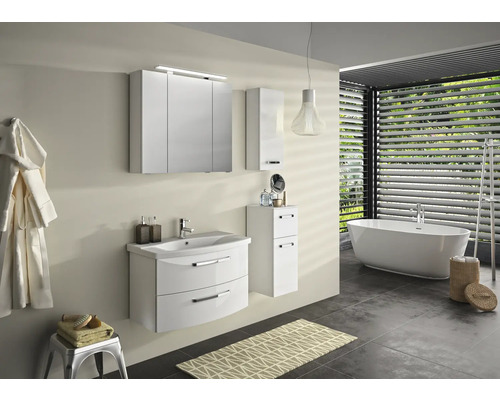 Světlá koupelna s umyvadlem, zrcadlovou skříňkou a volně stojící vanou pro moderní atmosféru