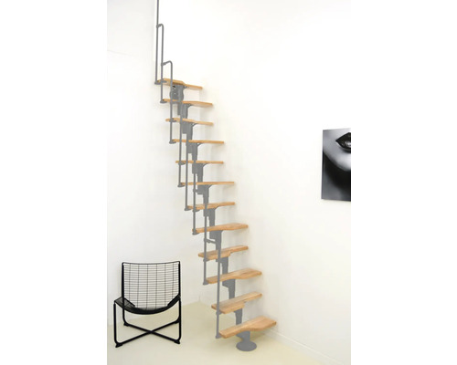 Pohled do místnosti s prostorovými schody ze dřeva a kovu a židlí