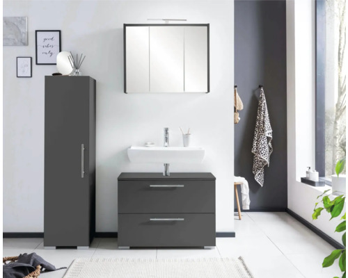 Moderní koupelnový nábytek s umyvadlovou skříňkou, zrcadlovou skříňkou a vysokou skříní pro stylový design koupelny.