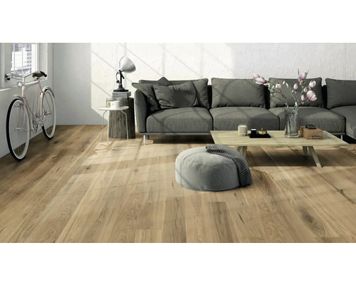 Obývací pokoj s dřevěnou podlahou, pohovkou a dekorací