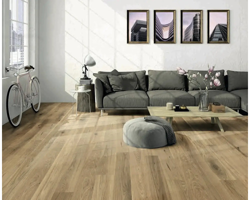 Světlý obývací pokoj s dřevěnou podlahou, pohovkou, stolem a dekorací