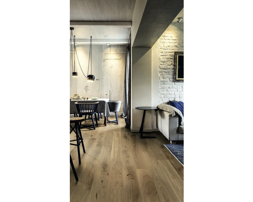 Interiér s dřevěnou podlahou, jídelním stolem a posezením ve světlém provedení