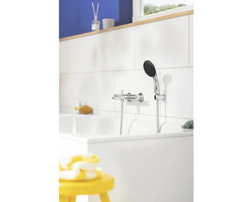 Koupelna s vanou, baterií a ruční sprchou