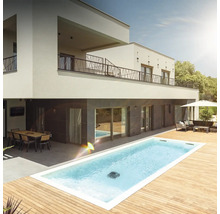 Bazén v zahradě moderního domu s terasou a zahradním nábytkem