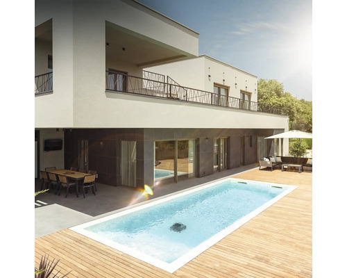 Bazén v zahradě moderního domu s terasou a zahradním nábytkem