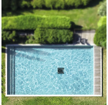 Letecký pohled na bazén s čisticím robotem