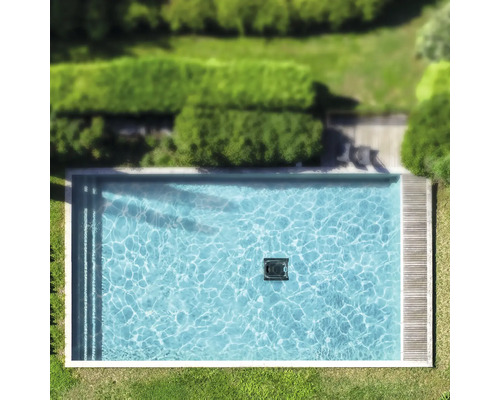 Letecký pohled na bazén s čisticím robotem