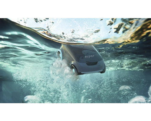 Čisticí robot do bazénu ve vodě